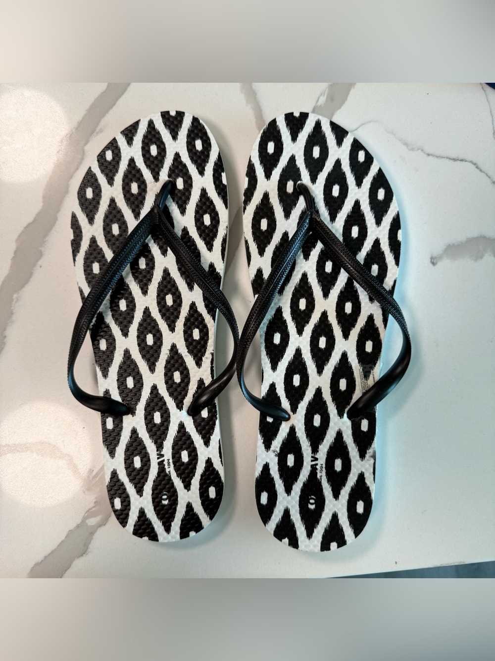 Old Navy Women’s Black & White Mosaic Style Print Sassy Flip Flops NWOT